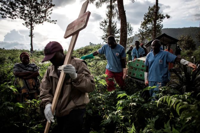 16 de mayo: Trabajadores de salud llevan el ataúd de una víctima del Virus del Ébola en Butembo, una ciudad en el epicentro del brotedel virus en la República Democrática del Congo.