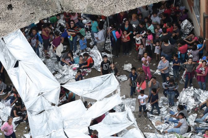 15 de mayo: Esta foto muestra a migrantes fuera de la estación de la Patrulla Fronteriza de Estados Unidos en McAllen, Texas. Esta y otras estaciones de la Patrulla Fronteriza estaban hacinadas. Cuando los agentes se retrasan con el procesamiento, las áreas de retención en interiores se llenan, lo que obliga a las personas a esperar afuera.