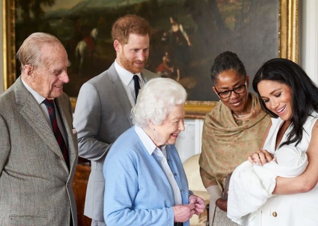 8 de mayo: La reina Isabel II de Gran Bretaña mira a su nuevo bisnieto, Archie. Archie es el primer hijo del príncipe Harry, segundo de la izquierda, y su esposa Meghan, la duquesa de Sussex. El príncipe Felipe está en el extremo izquierdo. La madre de Meghan, Doria Ragland, está a su lado derecho.