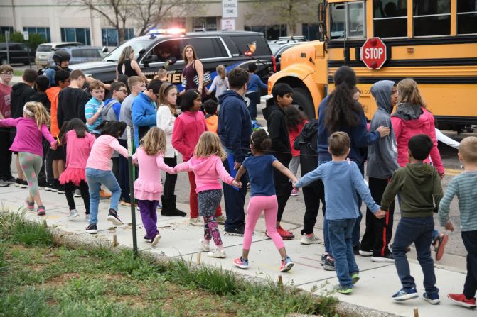 7 de mayo: Un grupo de estudiantes es escoltado hacia los autobuses luego de un tiroteo en su escuela en Highlands Ranch, Colorado. Un estudiante, Kendrick Castillo, de 18 años, murió al intentar detener el tiroteo. Otros ocho estudiantes resultaron heridos. Dos sospechosos, ambos estudiantes, fueron detenidos.