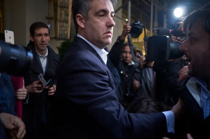 6 de mayo: Michael Cohen, exabogado del presidente de Estados Unidos, Donald Trump, abandona su hogar en Nueva York. Se dirigía a una prisión federal para comenzar a cumplir una condena de tres años.