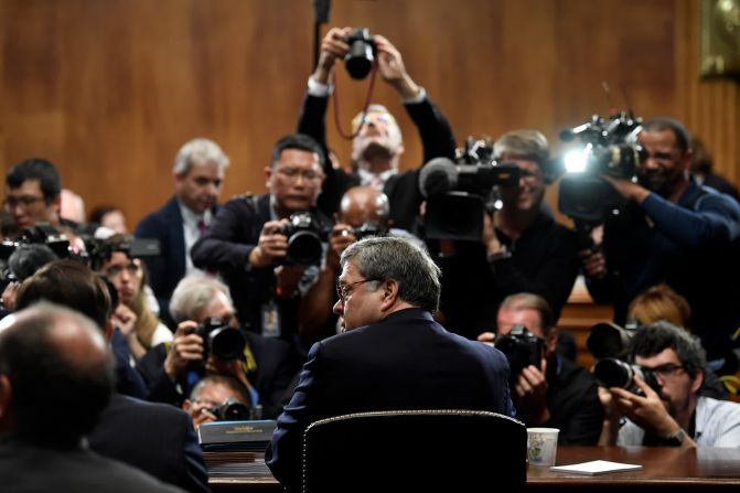 1 de mayo: El secretario de Justicia de Estados Unidos, William Barr, llega al Capitolio para testificar ante la Comisión Judicial del Senado. Barr no se arrepintió de su manejo del informe del fiscal especial Robert Mueller sobre la interferencia rusa en las elecciones presidenciales de 2016. También rechazó las acusaciones de que había ayudado al presidente Donald Trump a decir que hubo "exoneración total" después de que terminó la investigación de Mueller. "No exoneré. Dije que no creíamos que hubiera pruebas suficientes para establecer un delito de obstrucción, que es el trabajo del Departamento de Justicia", dijo Barr. (Susan Walsh / AP).