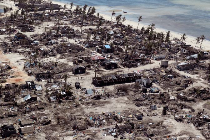 1 de mayo: Esta foto aérea muestra edificios en Pemba, Mozambique, que quedaron destruidos por el ciclón Kenneth. Kenneth fue la segunda tormenta poderosa que azotó el sudeste de África en cinco semanas.