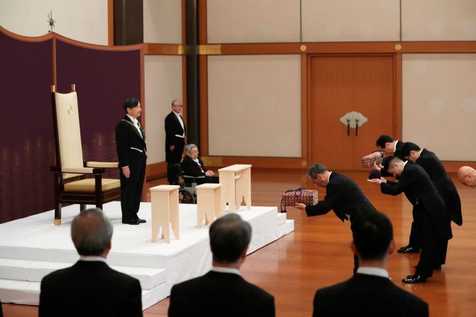 1 de mayo: Naruhito, el nuevo emperador de Japón, recibe la indumentaria imperial después de ascender al trono. Estaba reemplazando a su padre, Akihito, quien abdicó un día antes.