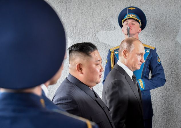 25 de abril: El líder norcoreano Kim Jong Un y el presidente de Rusia Vladimir Putin caminan entre los guardias durante una reunión en Vladivostok, Rusia. Fue su primera reunión, y se produjo dos meses después de que las conversaciones entre Kim y el presidente de Estados Unidos, Donald Trump, terminaran abruptamente sin un acuerdo.