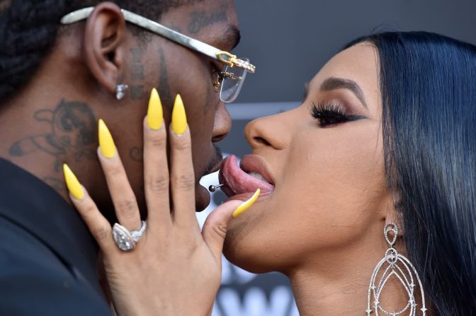 La rapera Cardi B besa a su esposo, Offset, en los Billboard Music Awards el 1 de mayo.