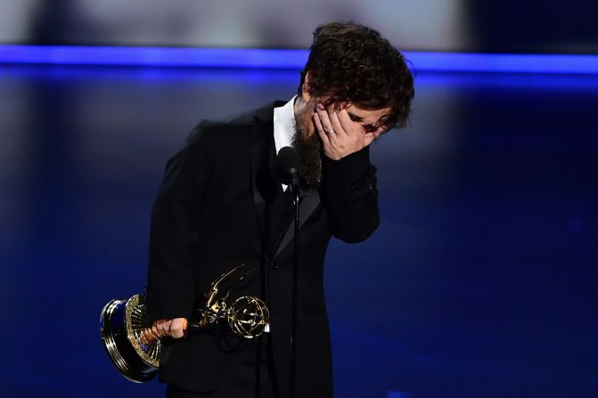 Peter Dinklage, visiblemente emocionado, acepta el Premio Emmy al mejor actor de reparto en una serie dramática el 22 de septiembre. Fue la cuarta vez que Dinklage ganó por su papel de Tyrion Lannister en Game of Thrones.