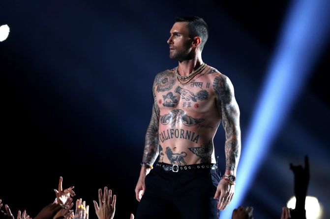 El cantante principal de Maroon 5, Adam Levine, se presenta en el show de medio tiempo del Super Bowl el 3 de febrero.