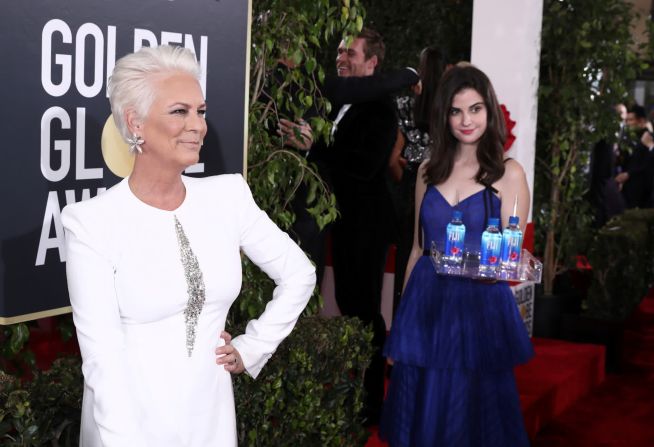 La actriz Jamie Lee Curtis posa en la alfombra roja ante los Globos de Oro el 6 de enero. Pero la que se robó el show esa noche fue la modelo Kelleth Cuthbert, quien salió en muchas fotografías de la alfombra roja mientras sostenía una bandeja de agua de Fiji.