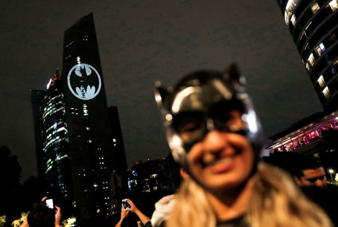 Una "señal de murciélago" se proyecta en un edificio en la Ciudad de México mientras los fanáticos de Batman celebran el 80 aniversario del héroe del cómic el 21 de septiembre.