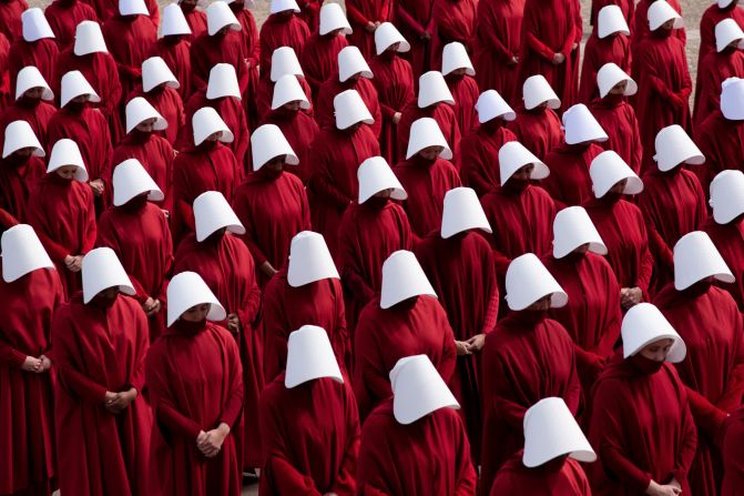 Una escena de la serie de televisión "The Handmaid's Tale" se filmó en el National Mall de Washington el 15 de febrero.