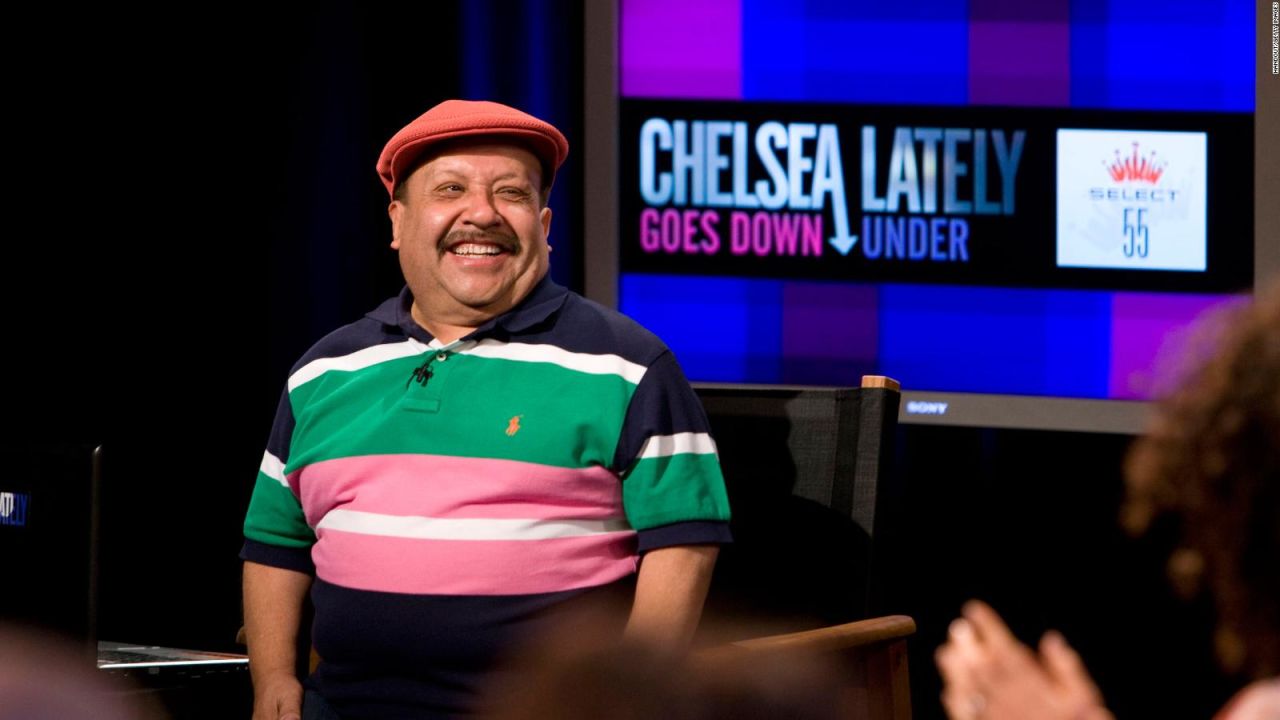 CNNE 746612 - chelsea handler rinde homenaje postumo a chuy bravo