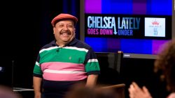 CNNE 746612 - chelsea handler rinde homenaje postumo a chuy bravo