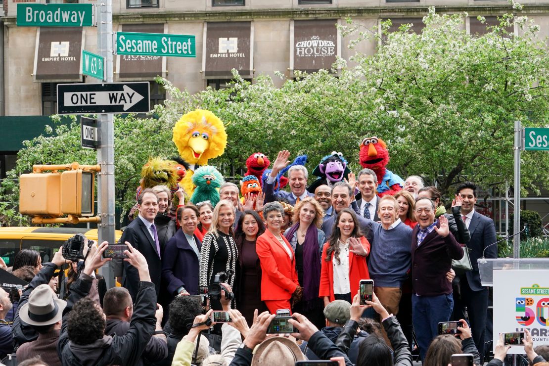 En honor al 50 aniversario de Sesame Street, la ciudad de Nueva York nombró oficialmente a la intersección de las calles West 63rd Street y Broadway como "Sesame Street" y el alcalde Bill de Blasio declaró el 1 de mayo de 2019, "Día de Sesame Street".