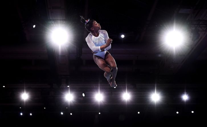 La estadounidense Simone Biles compite en el ejercicio de piso en el Campeonato Mundial de Gimnasia el 10 de octubre. Biles ganó otro oro categoría individual. Fue la medalla número 25 de su carrera en el Campeonato Mundial. Durante la competencia de este año, Biles también logró completar dos movimientos que llevarán su nombre.