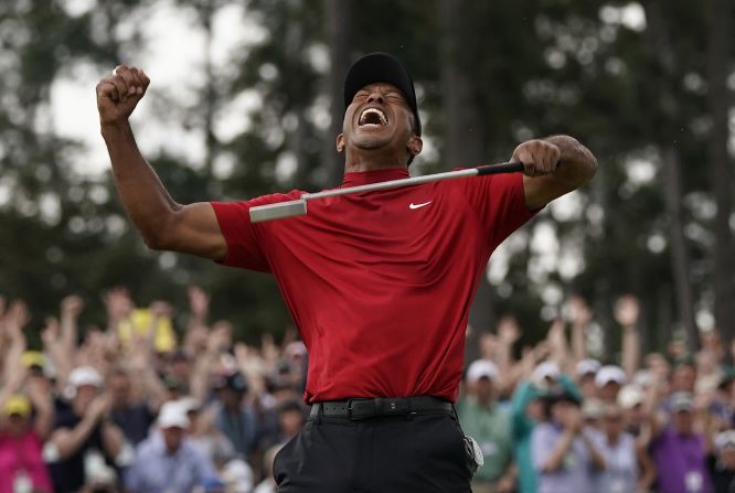 Tiger Woods celebra después de ganar el torneo de golf Masters el 14 de abril. Fue su primera gran victoria en 11 años. Woods ahora tiene 15 Mayors, apenas tres menos que el líder de todos los tiempos Jack Nicklaus.