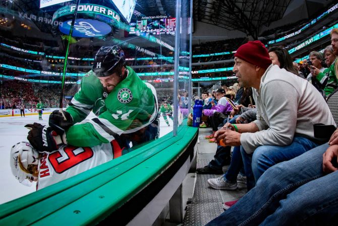 Un fanático del hockey observa al delantero de Dallas Jamie Benn frenando a Carl Hagelin de Washington durante un partido de la NHL en Dallas el 12 de octubre.