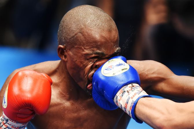 Moruti Mthalane es golpeado por Masayuki Kuroda durante su pelea por el título de peso mosca en Tokio el 13 de mayo. Mthalane ganó por decisión unánime.