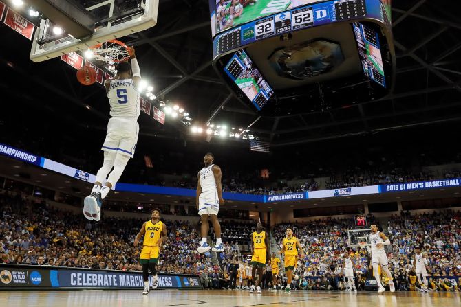 RJ Barrett de Duke encesta la pelota frente a su compañero de equipo Zion Williamson durante un juego de primera ronda en el Torneo de la NCAA el 22 de marzo. Los Blue Devils se destacaron en el torneo, pero perdieron ante Michigan State en el Elite Eight. Más tarde, Williamson fue seleccionado primero en el Draft de la NBA. Barrett fue reclutado tercero.