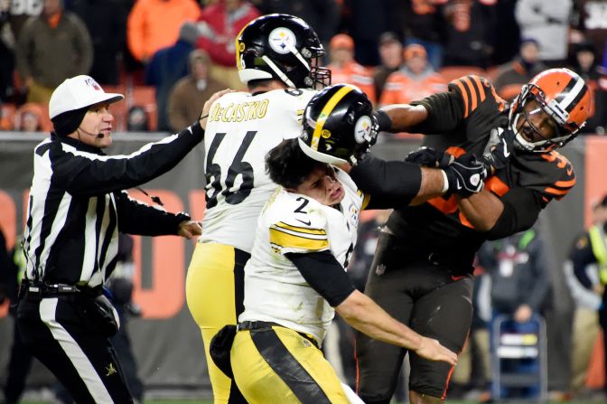 El defensor de Cleveland Myles Garrett golpea al mariscal de campo de Pittsburgh, Mason Rudolph, con su casco durante una pelea el jueves 14 de noviembre. La NFL suspendió a Garrett indefinidamente.