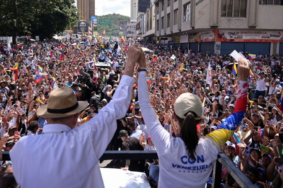 El candidato presidencial opositor venezolano Edmundo González y la líder opositora María Corina Machado se toman de la mano en un acto de campaña para las elecciones presidenciales en Valencia, estado de Carabobo, Venezuela, el 13 de julio de 2024.