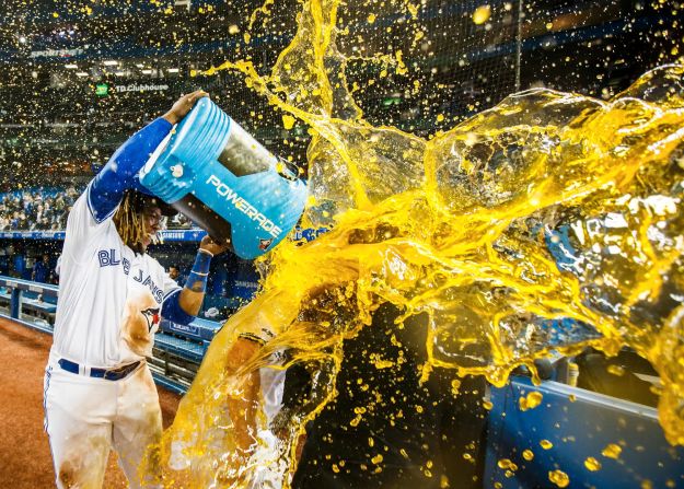 Vladimir Guerrero Jr., de Toronto, baña a su compañero de equipo Brandon Drury después de que Drury bateó un jonrón contundente contra Oakland el 26 de abril.