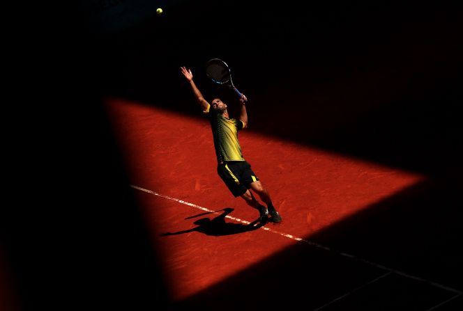 Albert Ramos-Vinolas sirve durante el primer día del Abierto de Madrid el 4 de mayo.