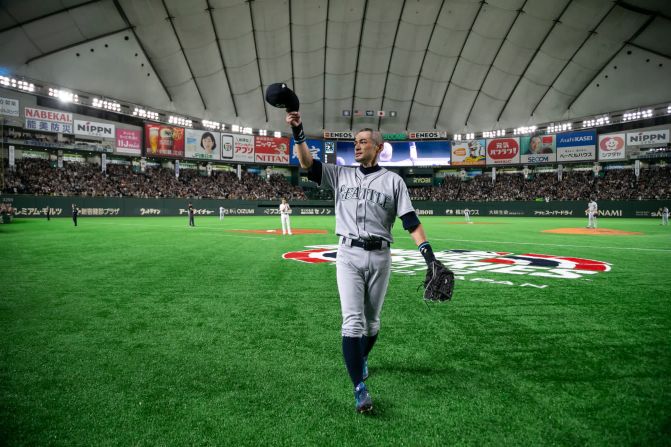 Ichiro Suzuki de Seattle saluda a los fanáticos durante un partido de las Grandes Ligas de Béisbol en Tokio el 21 de marzo. El ícono japonés anunció su retiro después de jugar en las grandes ligas durante 19 temporadas.