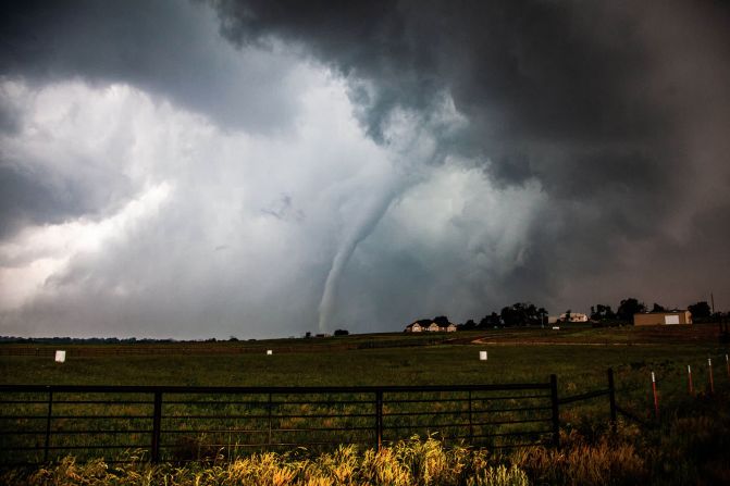 20 de mayo: Un tornado se forma en las afueras de Mangum, Oklahoma. Decenas de fuertes tormentas y aparentes tornados se extendieron por el centro de Estados Unidos esa semana.