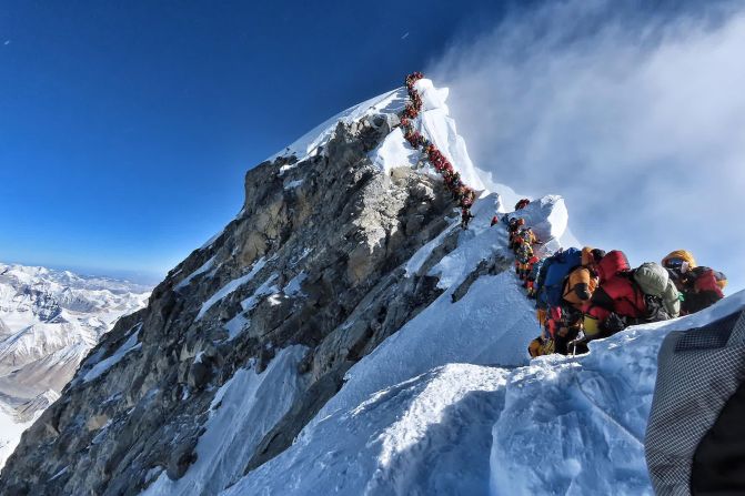 22 de mayo: Una fotografía tomada por el alpinista Nirmal Purja, de la expedición Project Possible, muestra la aglomeración de montañistas que hacen fila para pararse en la cumbre del Monte Everest. Dos alpinistas murieron en el Everest después de que varios grupos de personas se quedaron atrapadas en una línea que conduce a la cima de la montaña más alta del mundo.