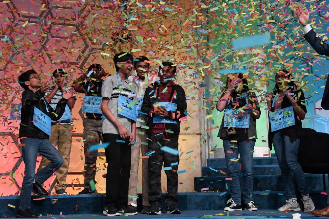 31 de mayo: Los ocho campeones del concurso Scripps National Spelling Bee de este año celebran su victoria en Oxon Hill, Maryland. El resultado sin precedentes se dio luego de que los organizadores dijeran que se quedaron sin palabras desafiantes.