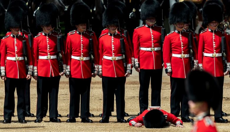 1 de junio: Un guardia en Londres, aparentemente abrumado por el calor, se desmaya durante los ensayos para el evento Trooping the Color. Tras el incidente, lo ayudaron a ponerse de pie.