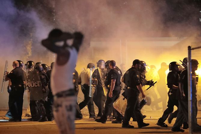 12 de junio: Miembros de la policía permanecen en una nube de gases lacrimógenos mientras los manifestantes se dispersan tras una manifestación que resultó violenta en la comunidad Frayser de Memphis, Tennessee. Según las autoridades, al menos 36 agentes y auxiliares resultaron heridos en el enfrentamiento. La agitación se produjo a raíz de la indignación por la muerte de Brandon Webber, de 20 años, quien recibió disparos de policías estadounidenses, luego de que supuestamente intentara usar su vehículo como arma cuando los agentes trataban de arrestarlo.