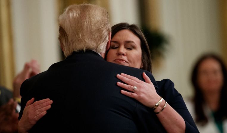 13 de junio: La saliente secretaria de Prensa de la Casa Blanca, Sarah Sanders, abraza al presidente de Estados Unidos, Donald Trump, después del sorpresivo anuncio de que ella dejaría su cargo. “No podría estar más orgullosa de haber tenido la oportunidad de servir a mi país y particularmente trabajar para este presidente”, dijo Sanders. “Amé cada minuto, incluso los minutos difíciles”, añadió.