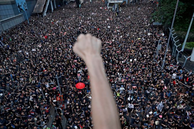 16 de junio: Manifestantes en las calles de Hong Kong protestan contra un polémico proyecto de ley sobre extradición. Los críticos temen que la propuesta permita que los ciudadanos sean enviados a través de la frontera hacia China continental. La líder de Hong Kong, Carrie Lam, retiró el proyecto de ley el 4 de septiembre, pero se negó a ceder ante las otras cuatro demandas de quienes protestaban, que incluyen una mayor democracia para la ciudad y una comisión independiente para la conducta policial.