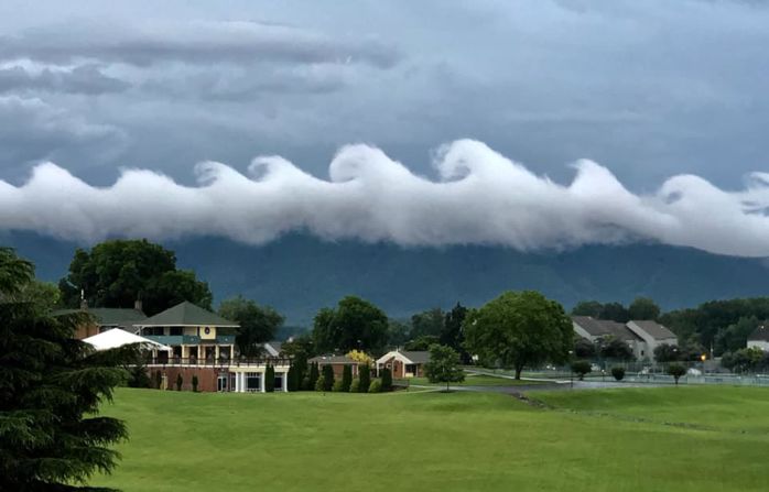 18 de junio: Una rara formación de nubes cautivó a los espectadores en el lago Smith Mountain de Virginia.