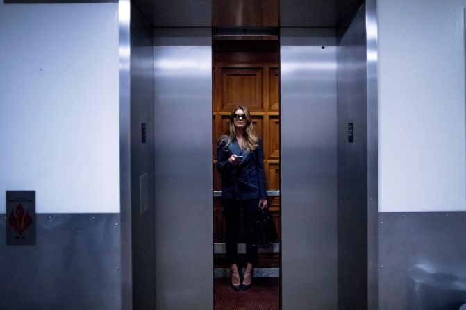 19 de junio: La exdirectora de Comunicaciones de la Casa Blanca, Hope Hicks, quien fuera la confidente más cercana del presidente Donald Trump en el ala oeste, abandona el Capitolio después de una entrevista a puerta cerrada con la Comisión Judicial de la Cámara. Ella no estaba respondiendo preguntas sobre su tiempo en la Casa Blanca, pero sí acerca del su trabajo en la campaña de Trump, que no está cubierto por el privilegio ejecutivo.