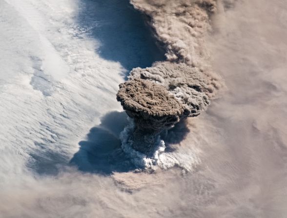 22 de junio: Esta imagen, tomada desde la Estación Espacial Internacional, muestra una columna de cenizas del volcán Raikoke. Raikoke es una isla deshabitada en el Océano Pacífico, frente a las costas de Rusia y Japón.