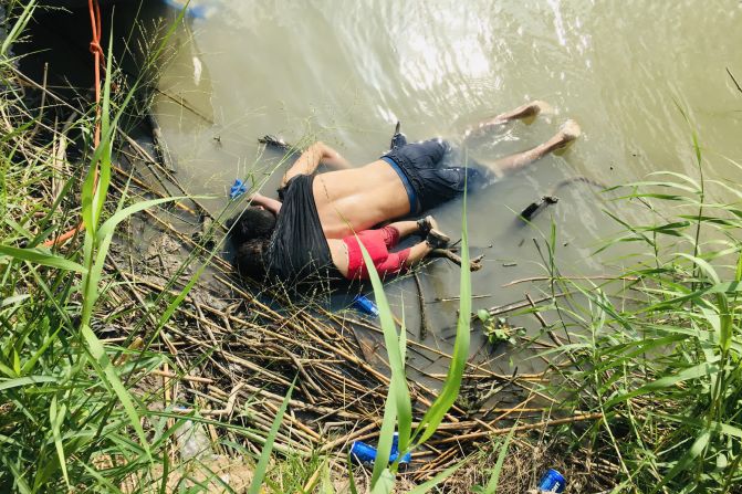 24 de junio: Los cuerpos del migrante salvadoreño Oscar Alberto Martínez y su hija de casi 2 años, Angie Valeria, yacen en la orilla del río Bravo, cerca de Matamoros, México. Se ahogaron tratando de cruzar el río hacia Brownsville, Texas. La impactante imagen fue un sombrío recordatorio del peligroso viaje que realizan los migrantes para llegar a Estados Unidos.