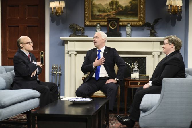 Beck Bennett interpreta al vicepresidente de Estados Unidos, Mike Pence, en una parodia del programa “Saturday Night Live" el 5 de octubre. A la izquierda, Kate McKinnon en el papel de Rudy Giuliani, abogado personal del presidente Trump. Aidy Bryant personifica al secretario de Justicia, William Barr.