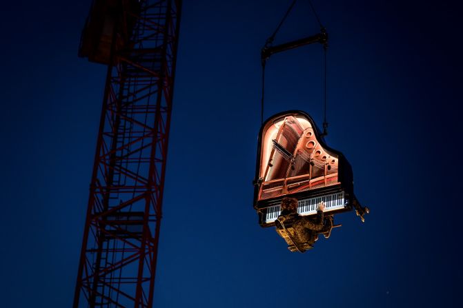 El pianista suizo Alain Roche se presenta en un festival en Yverdon-les-Bains, Suiza, mientras él y su piano están suspendidos en el aire por una grúa el 16 de agosto.