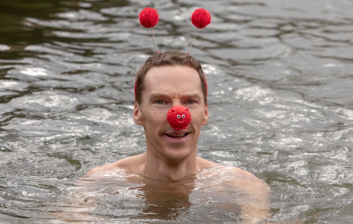 El actor Benedict Cumberbatch nada en aguas frías en Londres para recaudar fondos destinados a programas de salud mental el 15 de marzo.