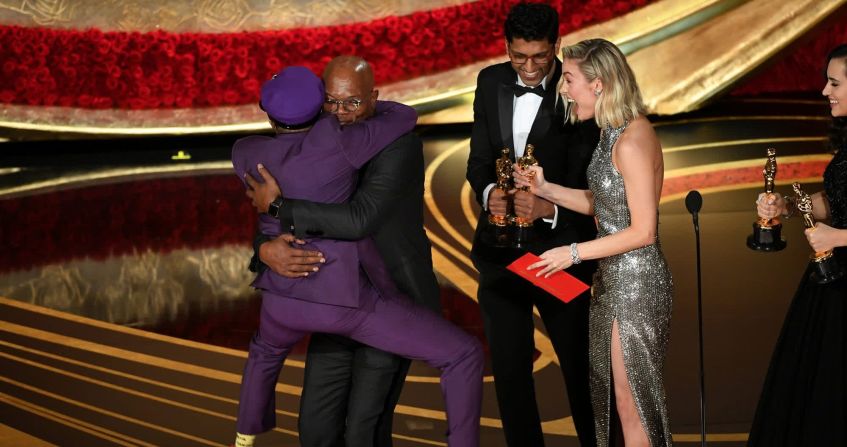 El director de "BlacKkKlansman", Spike Lee, salta a los brazos del presentador Samuel L. Jackson cuando recibe el Oscar a mejor guión adaptado el 24 de febrero. Es la primera vez que Lee gana en estos premios para Lee, tras ser nominado cinco veces.