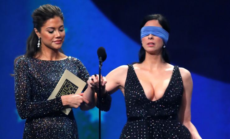 La comediante Sarah Silverman, haciendo una referencia a la película "Bird Box", camina con los ojos vendados para presentar un premio en los Critics Choice Awards el 13 de enero.