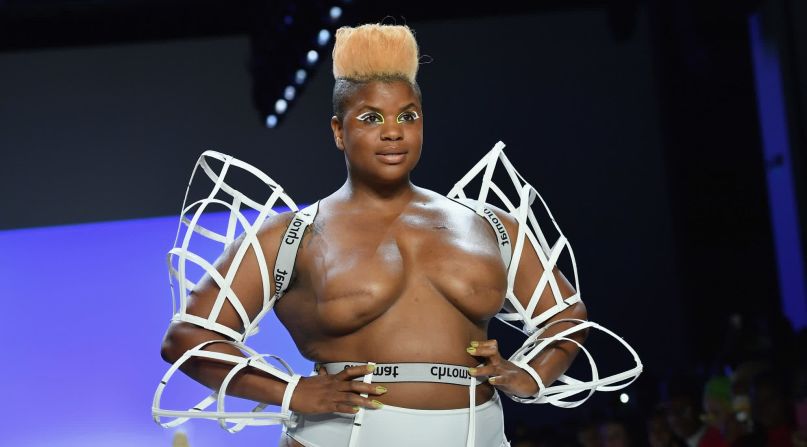 La modelo Ericka Hart, sobreviviente de cáncer de mama, muestra sus cicatrices mientras camina por la pasarela durante un desfile de Chromat en Nueva York el 7 de septiembre.