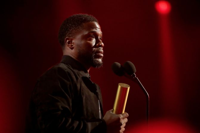 El comediante Kevin Hart sostiene el galardón de los E! People's Choice Awards que ganó el 10 de noviembre. Fue su primera aparición pública importante desde un devastador accidente automovilístico en septiembre.