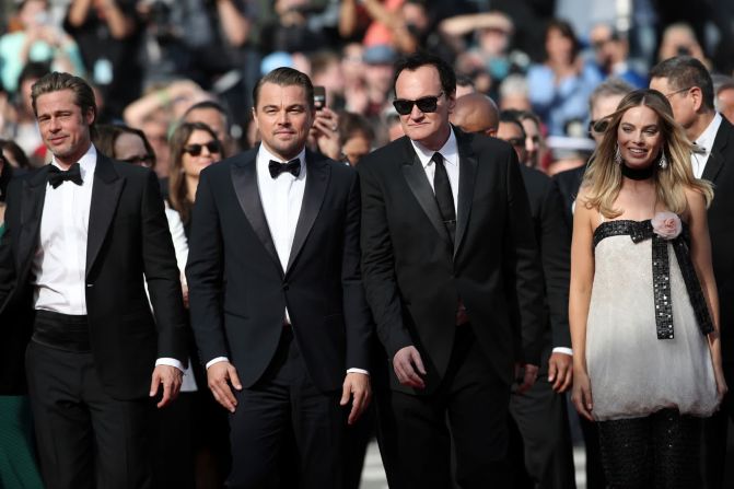 El director de cine Quentin Tarantino, tercero desde la izquierda, camina con las estrellas de su última película "Once Upon a Time in Hollywood" en el Festival de Cine de Cannes en Francia el 21 de mayo. Con Tarantino, de izquierda a derecha, están Brad Pitt, Leonardo DiCaprio y Margot Robbie.