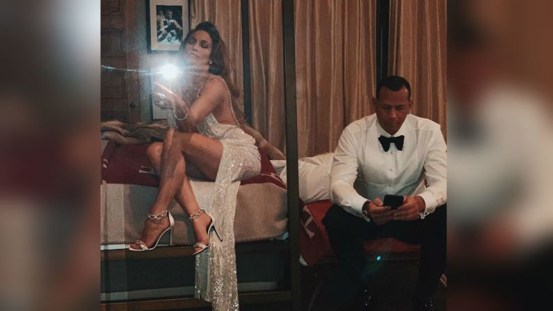 La cantante Jennifer Lopez se toma una selfie con su esposo, el exbeisbolista Alex Rodríguez, después de los premios Grammy el 10 de febrero.