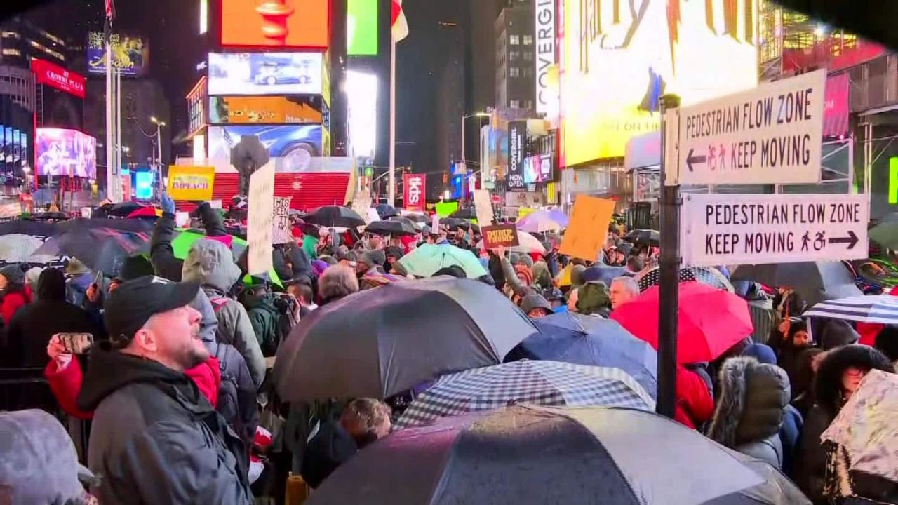 CNNE 747032 - manifestantes en ny exigen "enjuiciar y destituir" a trump