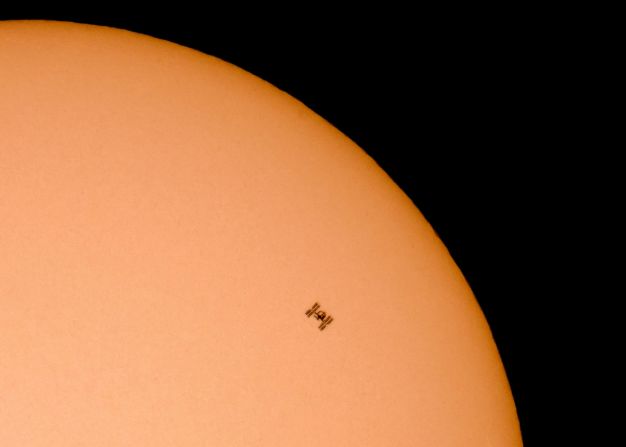 26 de junio: La Estación Espacial Internacional vuela frente al Sol en esta foto tomada cerca de Gyongyos, Hungría. Peter Komka / EPA-EFE / Shutterstock